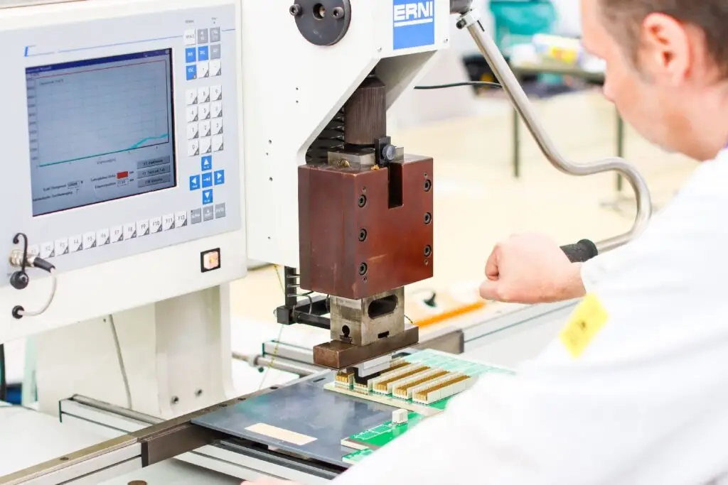 Flachbaugruppenfertigung Bild bei Einpresstechnik rechts unten 1800px 59ef9e32