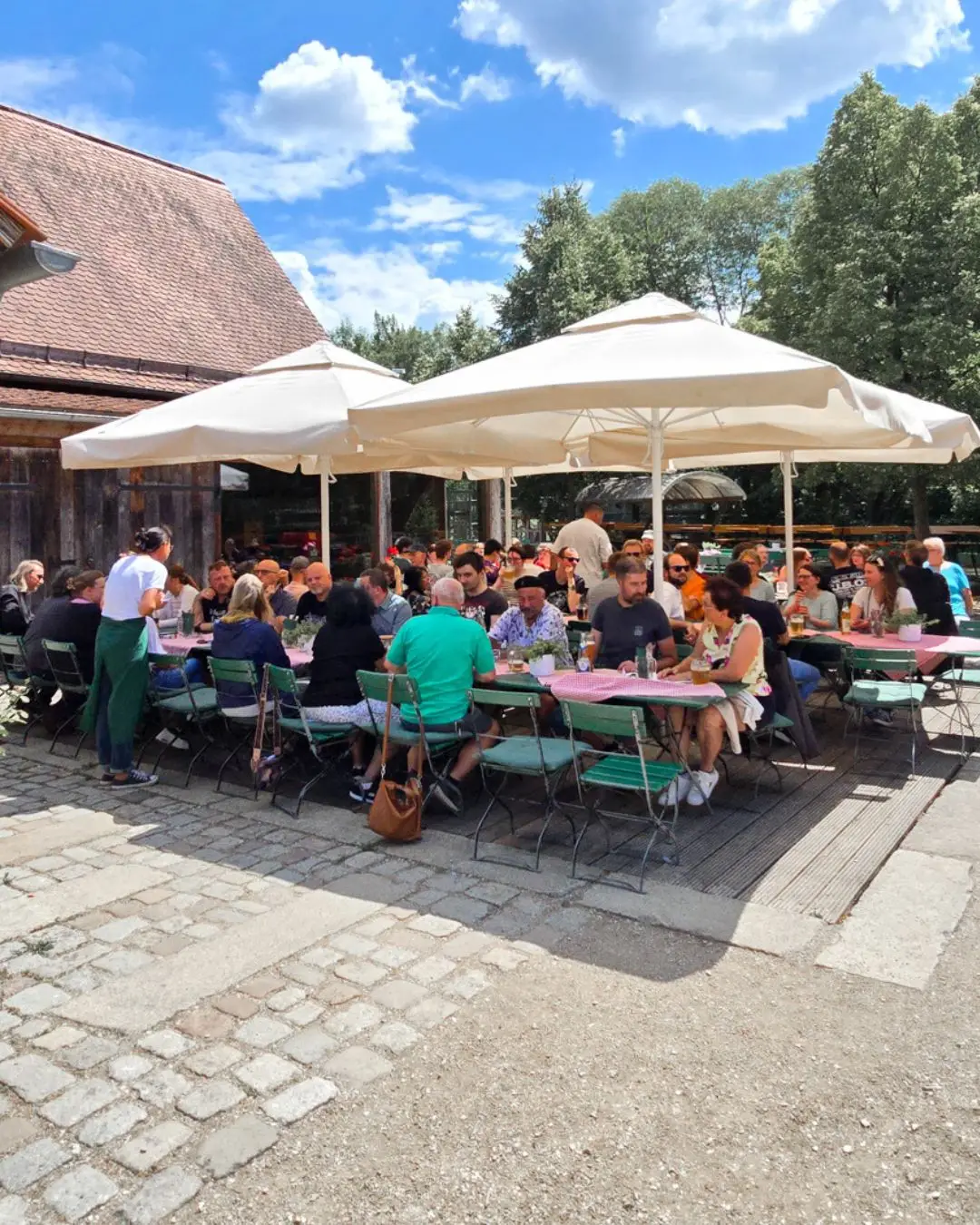 Sommerfest 2025 bei VIERLING – Mitarbeitende feiern im Wiesent-Garten in Ebermannstadt
