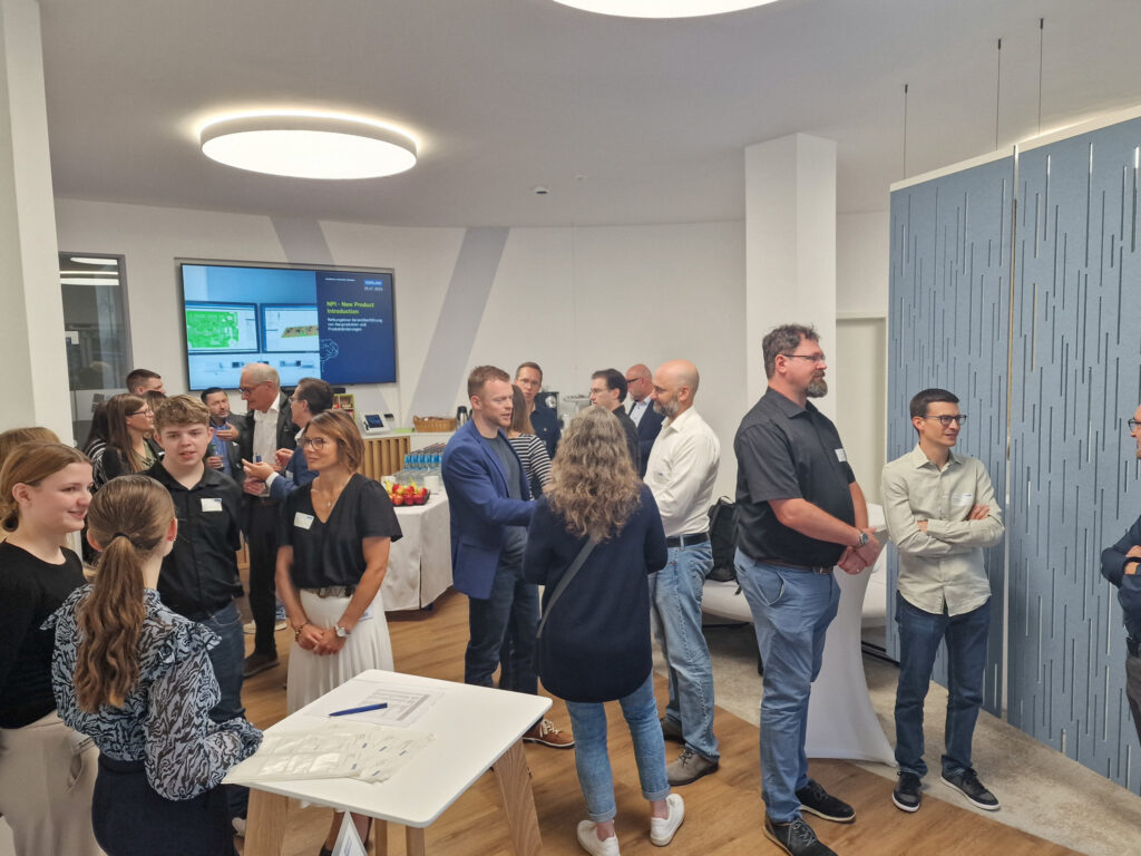 Teilnehmerinnen und Teilnehmer des EED 2025 im neu gestalteten Eingangsbereich von VIERLING in Ebermannstadt. Im Gespräch: Gäste, Mitarbeitende von VIERLING und Geschäftsführer Martin Vierling. 