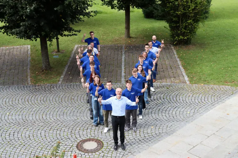 Gruppenfoto der VIERLING und vimatec Azubis mit Ausbildern zum Ausbildungsbeginn in Ebermannstadt